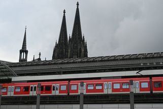 Syřan chtěl shodit cestujícího v Kolíně nad Rýnem pod vlak - Novinky